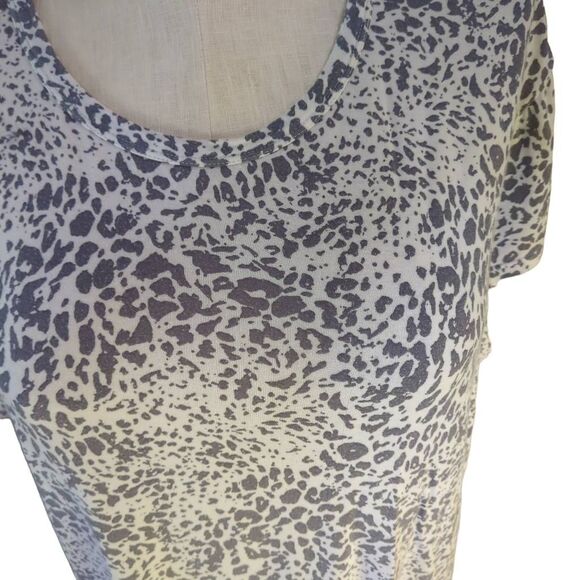 Koolaburra by UGG Women's 1X Petite Short Sleeve Animal Print Tee Gray White - Picture 3 of 8